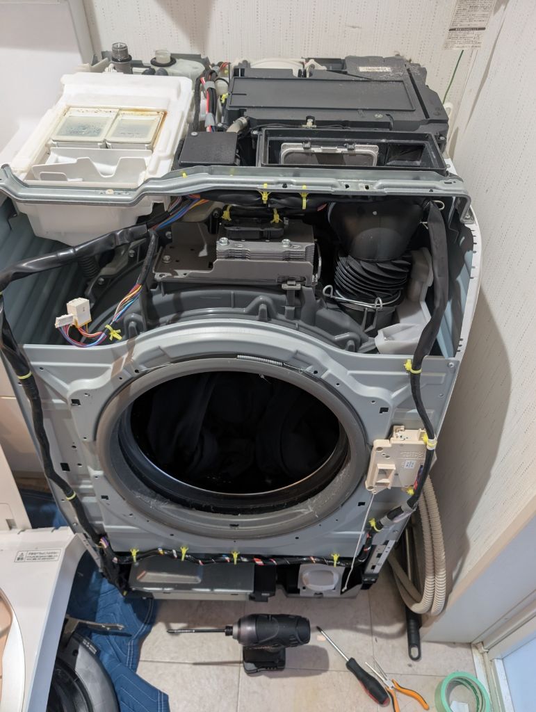 ドラム式洗濯機の内部修理作業写真